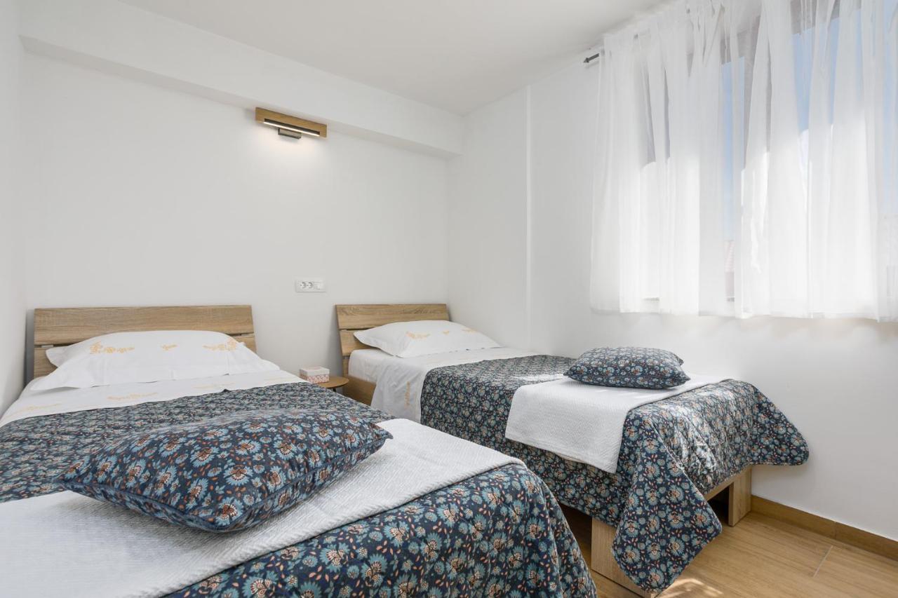 Apartmen Plus U Centru Blizu Plaze Njivice Exterior foto